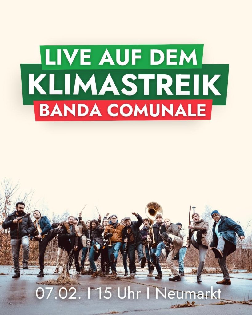 Auf dem Bild stehen 16 Menschen mit ihren Instrumenten. Darüber steht: "Live auf dem Klimastreik: Banda Comunale" Darunter steht "07.02., 15 Uhr, Neumarkt"